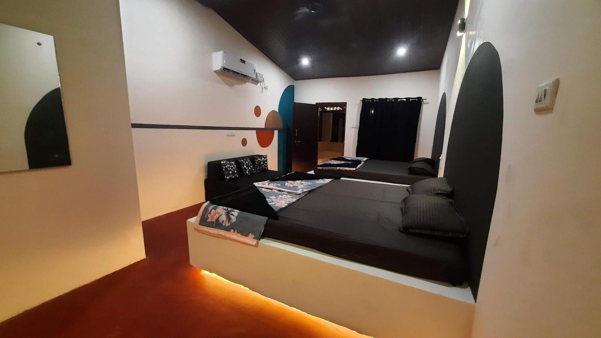 Gokarna Beach Stays By Tune Of Ocean Bilik gambar